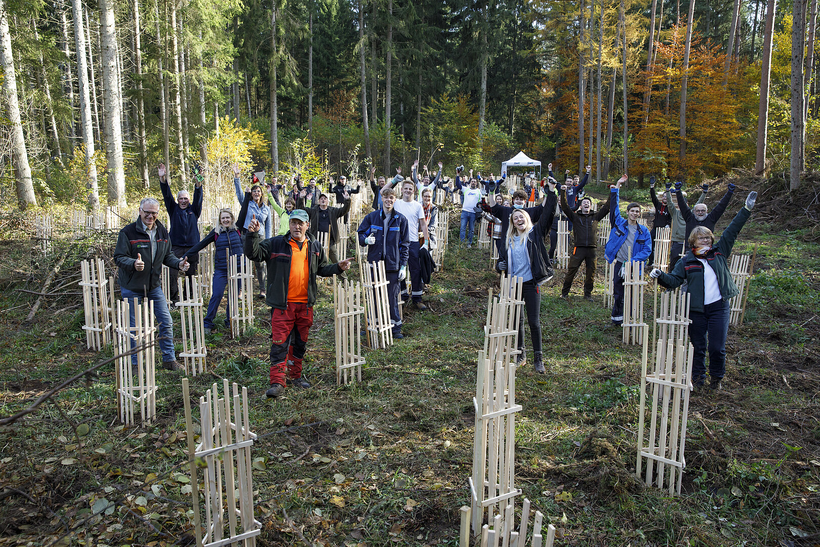 SWk-Mitarbeiter im Wald beim Aufforsten des Waldstückes