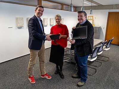 Übergabe der Laptops