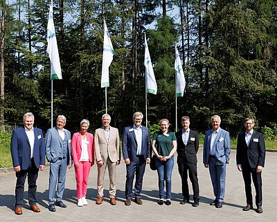 Personen nebeneinander stehend auf dem Parkplatz von Haus des Wassers der SWK