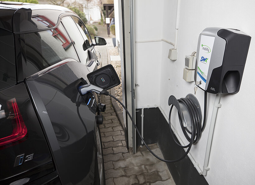 Schwarzes BMW i3 am Laden an SWK-Wallbox in Garage