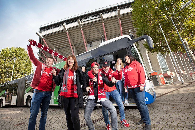 FCK-Fans mit Shuttle-Bus vor Fritz-Walter Stadion