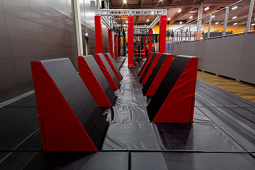 Parkour mit verschiedenen Herausforderungen Innenbereich Fun Park Kaiserslautern 