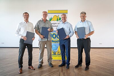 Personen der Pfalzwerke Hauenstein und SWK mit Mappen in der Hand in einem Gebäude