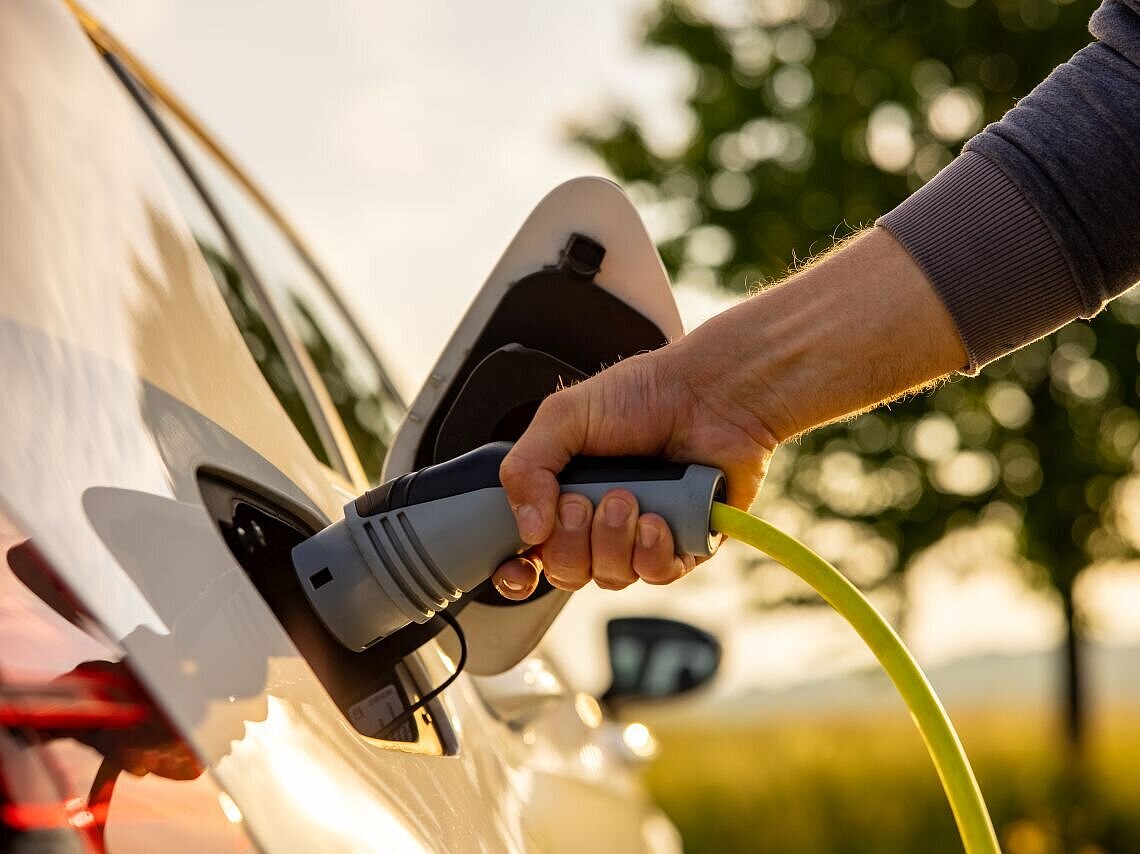 Person lädt Auto in der Natur