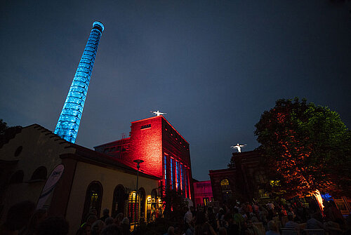 Kammgarn Kaiserslautern beleuchtet von außen in Rot, Blau