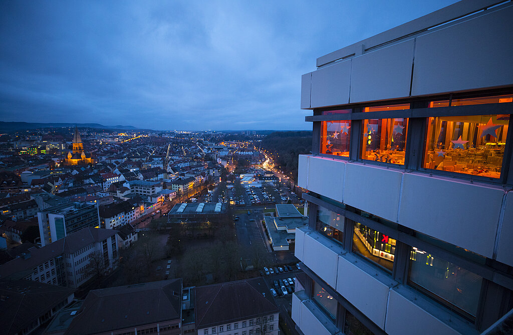 Luftaufnahme neben Rathaus mit Blick auf Stadt