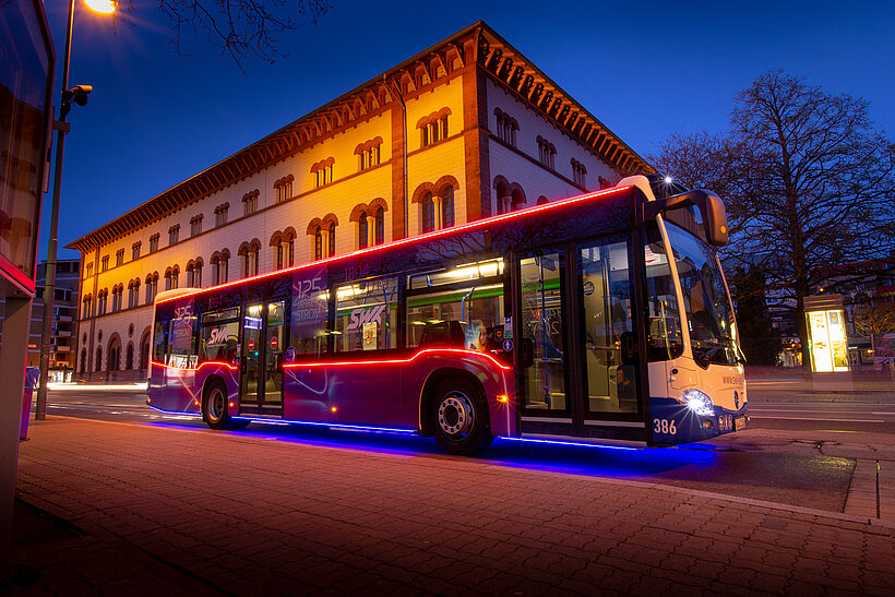 Nachtbus mit Werbung 125 Jahre Strom SWK vor Fruchthalle