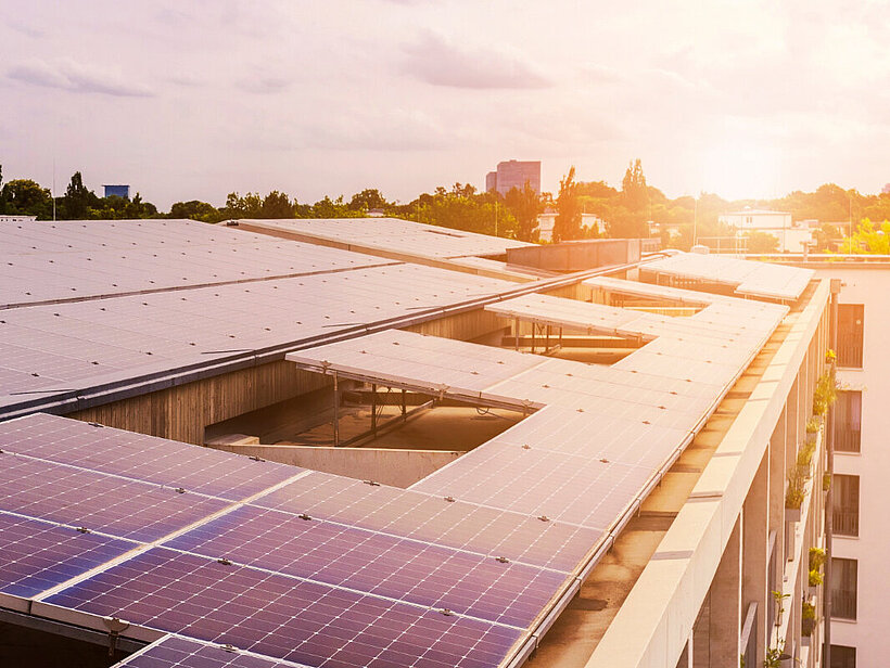 Photovoltaik-Anlage auf Dach eines Wohngebäudes
