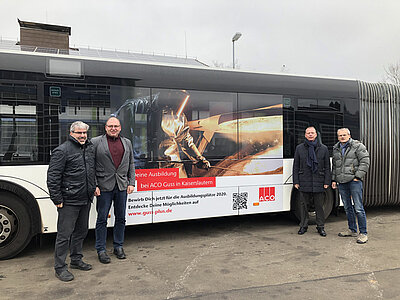 Personen vor einem SWK-Bus mit ACO Guss Werbung