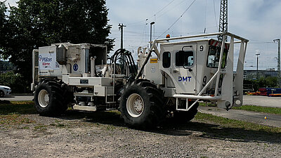 Vibro-Truck (Spezialfahrzeug für seismische Messungen) auf Schotterplatz.