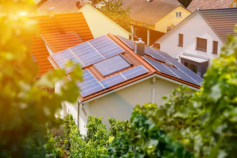 Wohngebiet mit einem Wohnhaus mit Solar-Anlage