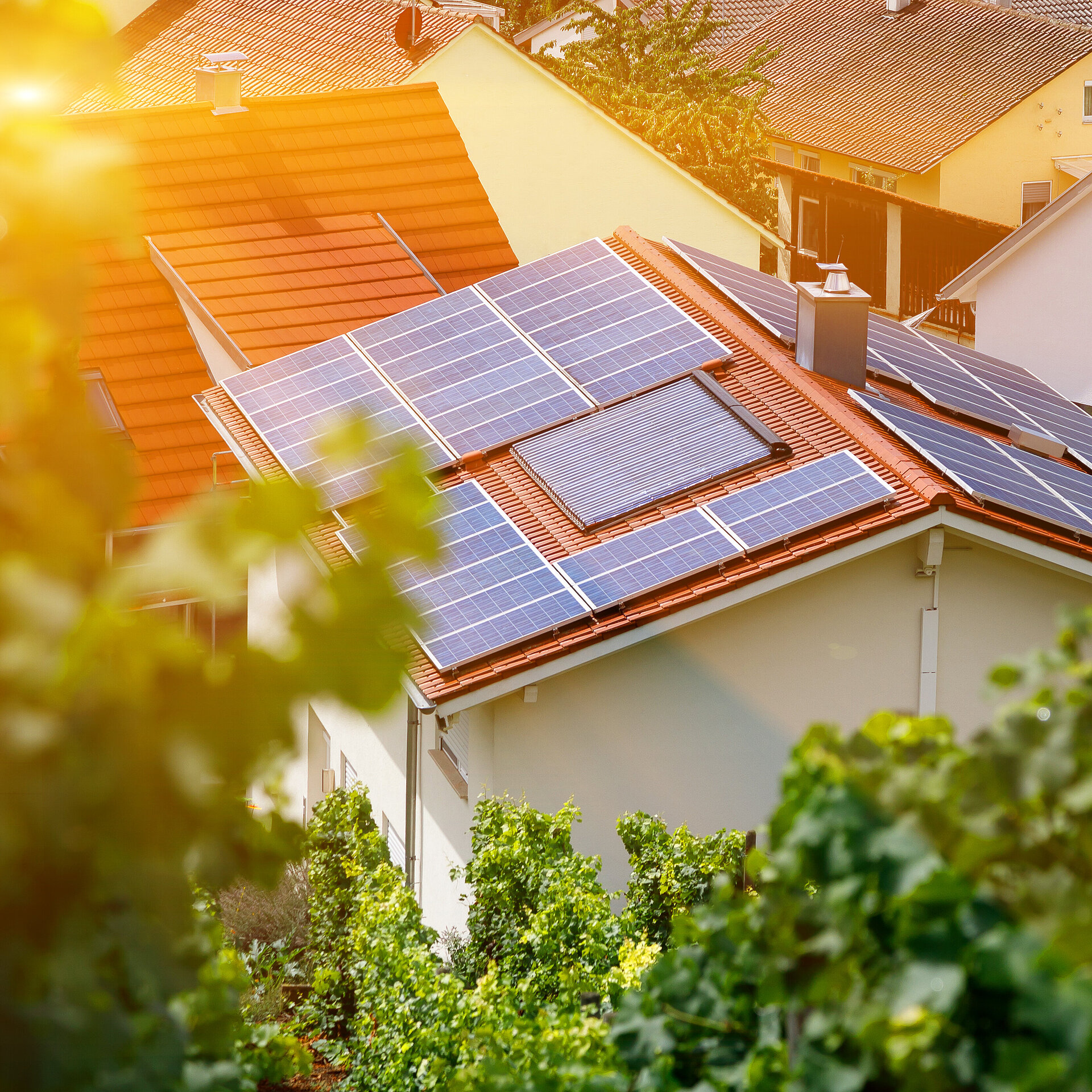 Wohngebiet mit einem Wohnhaus mit Solar-Anlage