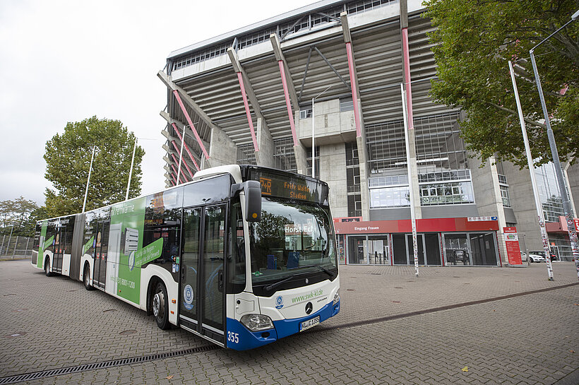 Bus mit Werbung SWK P+R an Fritz-Walter Stadion