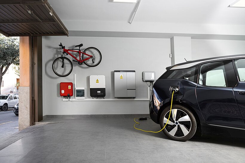 Wallbox in Garage, Auto am Laden