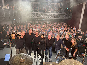 Stephan Flesch auf der Bühne mit Band