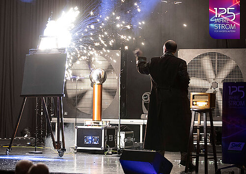 Dr. Alexander Mabros „High Voltage – Unter Hochspannung“ | 125 Jahre Strom für Kaiserslautern Dr. Alexander Mabros „High Voltage – Unter Hochspannung“ | 125 Jahre Strom für Kaiserslautern