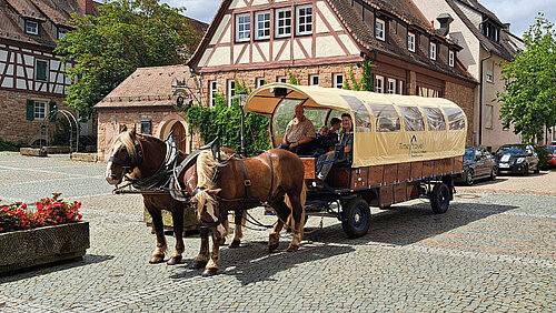 Kutsche mit Personen und Pferden davor von Time Travel Kaiserslautern