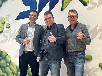 Arvid Blume, Philipp Gruber (Ortsbürgermeister St. Julian) und Thomas Wendland (1. Beigeordneter Ortsgemeinde St. Julian) stehen nebeneinander und zeigen einen Daumen nach oben.