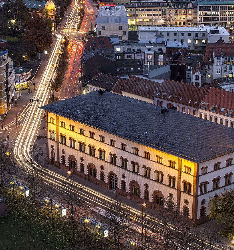 Blick auf die Stadt und Fruchthalle bei Dunkelheit