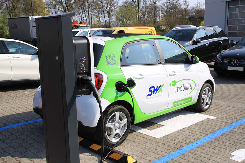 SWK-Ladesäule an dem ein SWK-Auto lädt