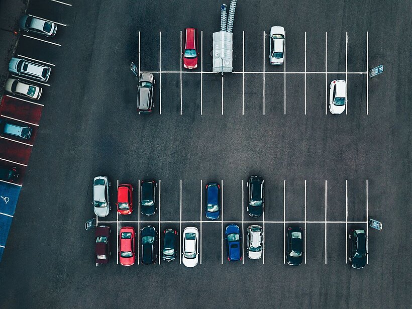 Bild von Parkplatz aus der Vogelperspektive