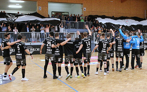 TuS 04 Dansenberg Mannschaft auf Spielfeld, Zuschauer mit Choreo