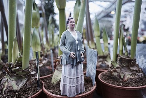 Frau nachgestellt aus 3D-Town Kaiserslautern in Blumenstöcke