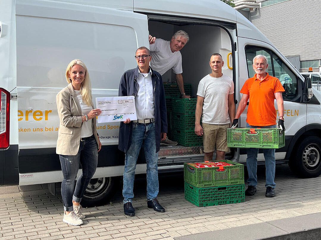 Sammelaktion der Tafel in Kaiserslautern SWK-Mitarbeiterin überreicht einen Scheck an Helfer der Tafel