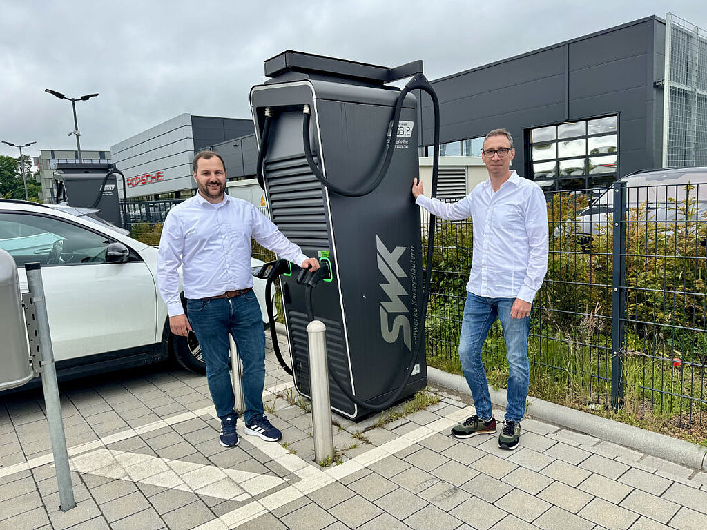 Zwei Männer vor SWK Ladesäule.