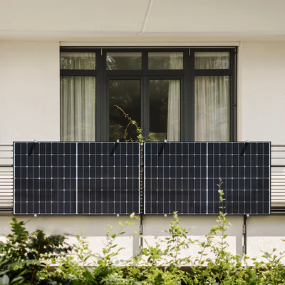 Zwei Solarmodule an einem Balkon.