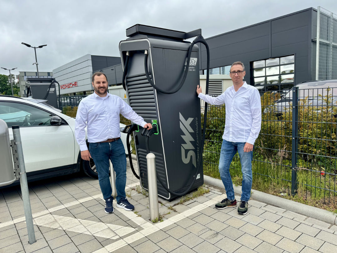 Zwei Männer vor SWK Ladesäule.